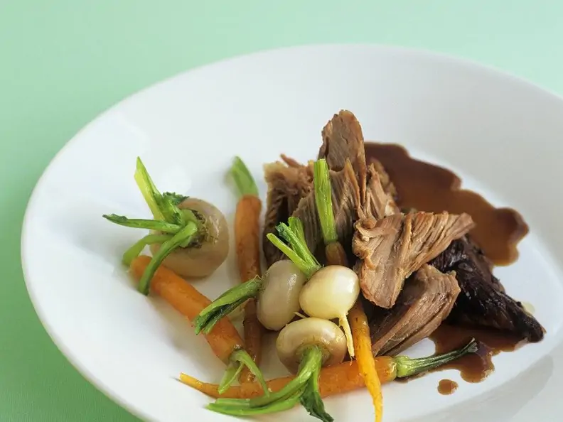 Lammkeule mit Gemüse