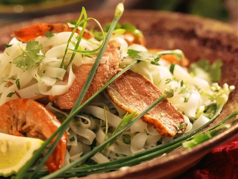 Nudelsalat mit Entenbrust und Garnelen