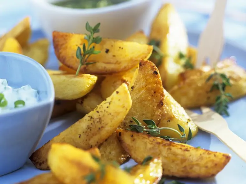 Potato Wedges mit Joghurtdip und Guacamole