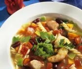 Nudelsuppe mit Gemüse und Hummer