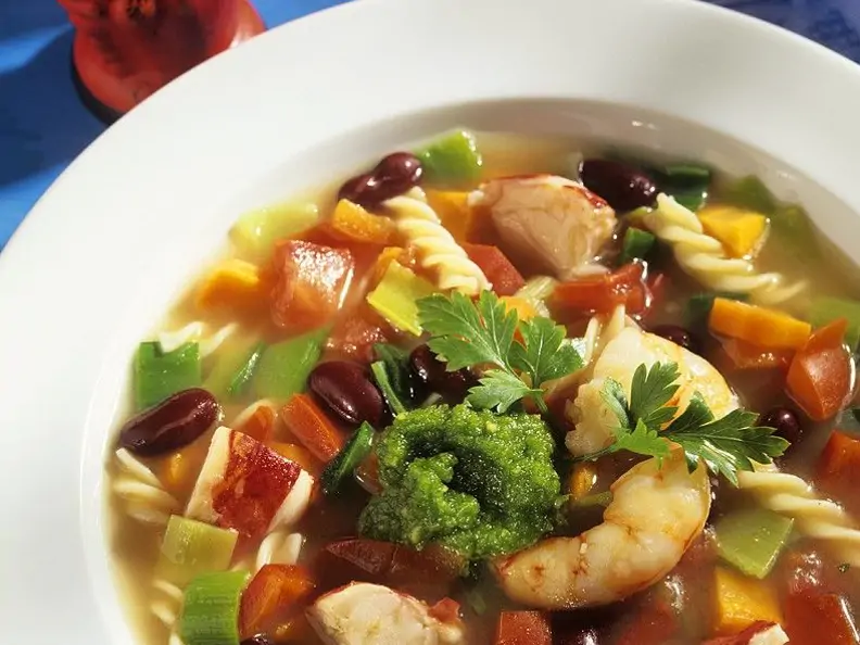Nudelsuppe mit Gemüse und Hummer