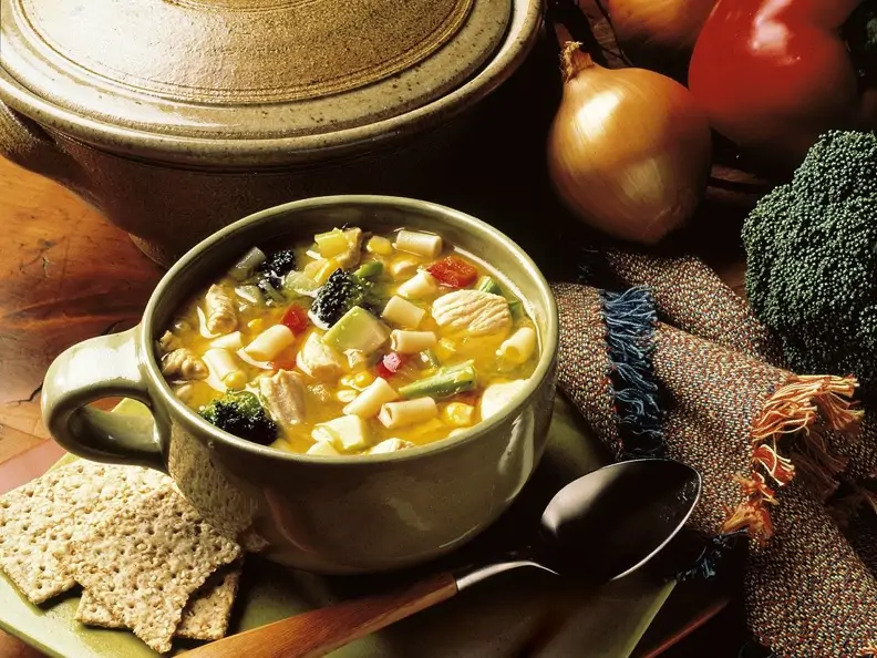 Hühner-Gemüsesuppe mit Nudeln
