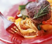 Spaghetti mit Zucchini und Steak