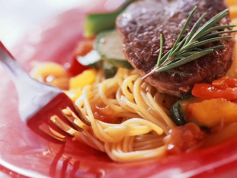 Spaghetti mit Zucchini und Steak