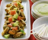 Muschelsalat mit Tomaten- und Avocadowürfeln