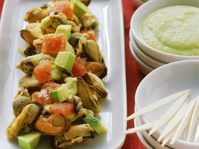 Muschelsalat mit Tomaten- und Avocadowürfeln