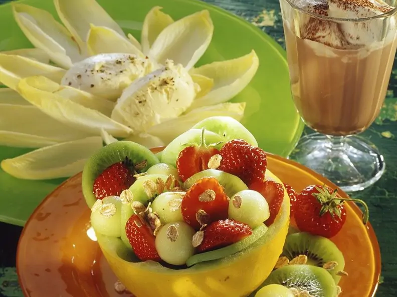 Obstsalat mit Frischkäse und Chicoree