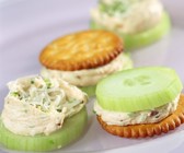 Cracker mit Gurke und Schnittlauchcreme