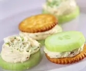Cracker mit Gurke und Schnittlauchcreme