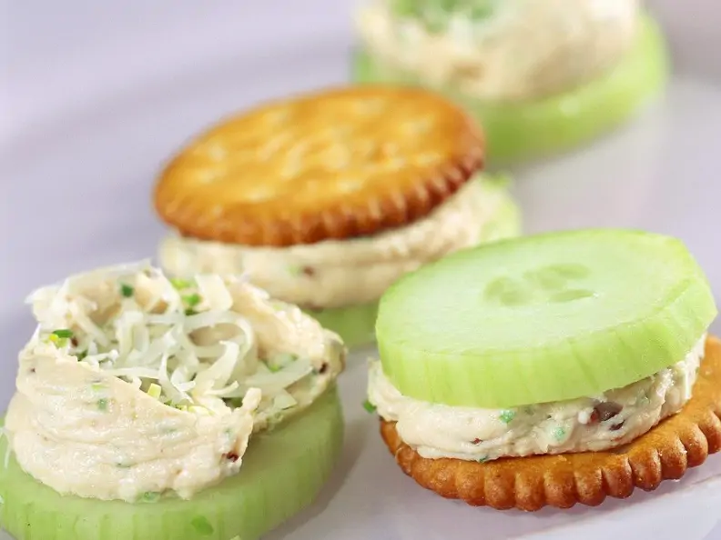 Cracker mit Gurke und Schnittlauchcreme