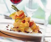 Gebratene Fischspieße mit Gemüse