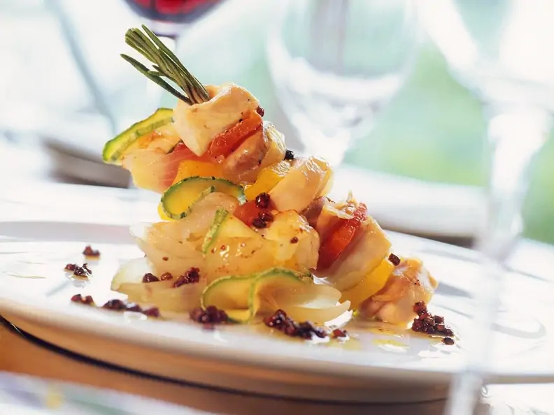 Gebratene Fischspieße mit Gemüse