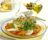 Tomate-Mozzarella mit Orangen und Blattsalat