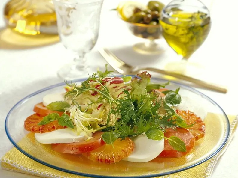 Tomate-Mozzarella mit Orangen und Blattsalat