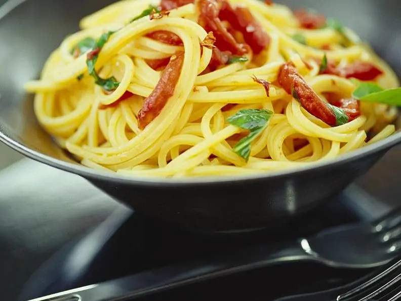 Spaghetti mit Knoblauch und Tomaten