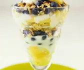 Joghurt mit Früchten und Müsli