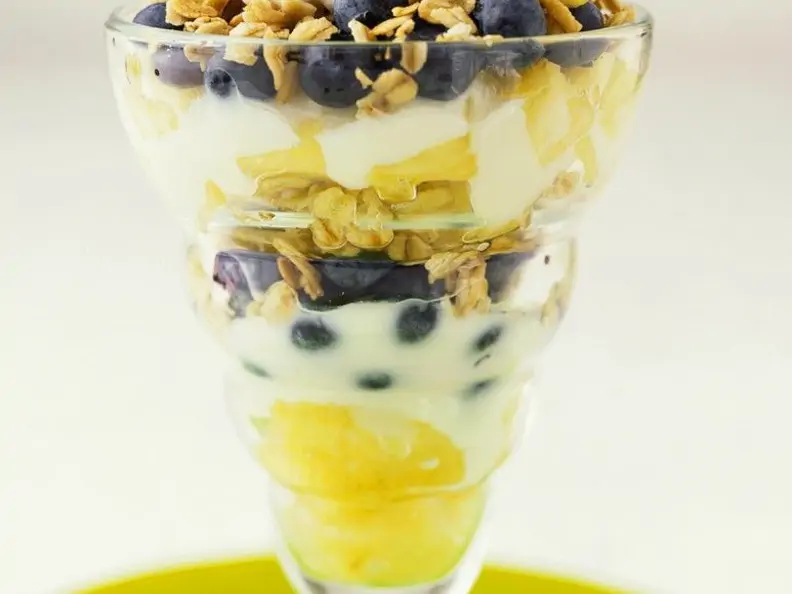 Joghurt mit Früchten und Müsli
