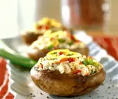 Champignons mit Krebssalatfüllung