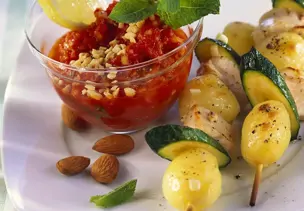 Puten-Gemüse-spieße mit Paprikasauce