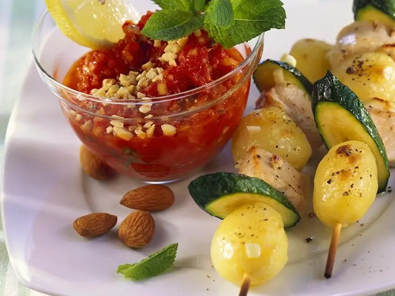 Puten-Gemüse-spieße mit Paprikasauce