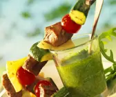 Lamm-Gemüse-Spieße mit Kräuterdip