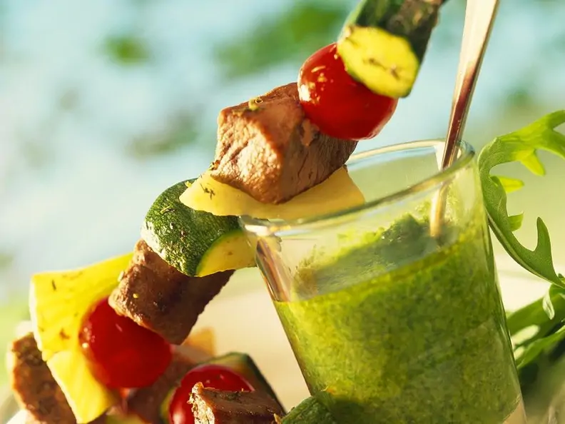 Lamm-Gemüse-Spieße mit Kräuterdip