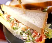Sandwich mit Garnelensalat