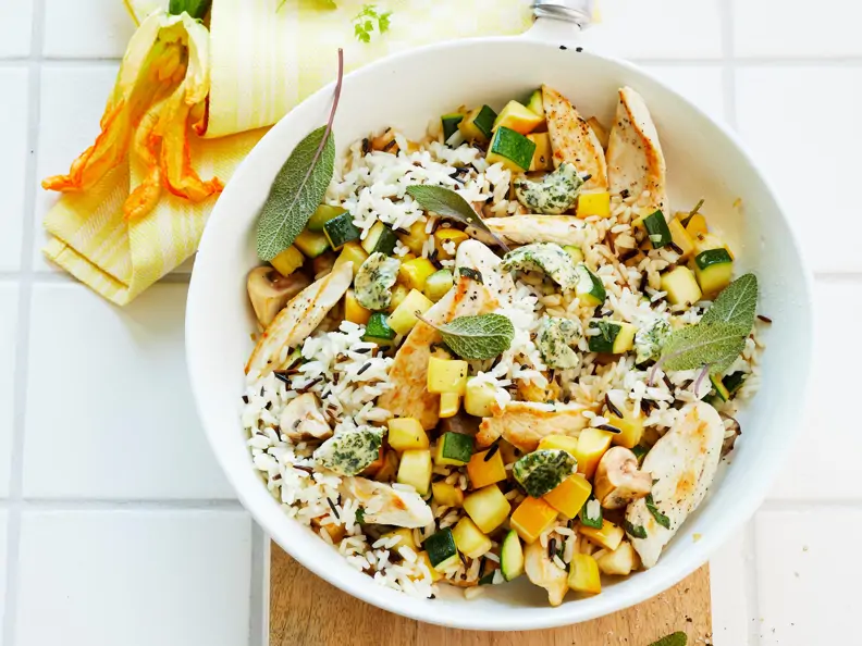 Reispfanne mit Hähnchenbrust, Zucchini und Salbei