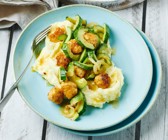 Schmorgurken mit Püree und Putenhackbällchen