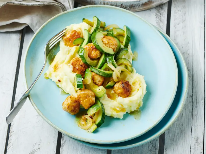 Schmorgurken mit Püree und Putenhackbällchen