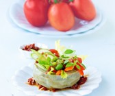 Artischocke mit Gemüsefüllung und Tomatendressing
