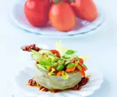 Artischocke mit Gemüsefüllung und Tomatendressing