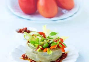 Artischocke mit Gemüsefüllung und Tomatendressing