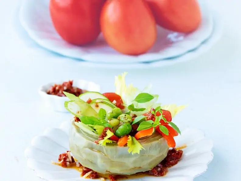 Artischocke mit Gemüsefüllung und Tomatendressing