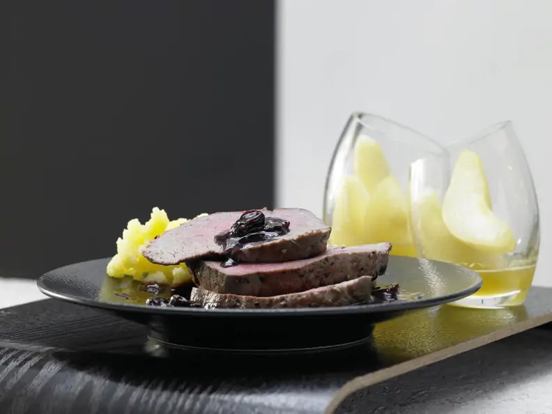 Rinderfilet-Sauerbraten – smarter mit Kirschsauce und Senfbirnen