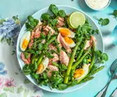 Brunnenkressesalat mit Spargel, pochiertem Lachs und Eiern