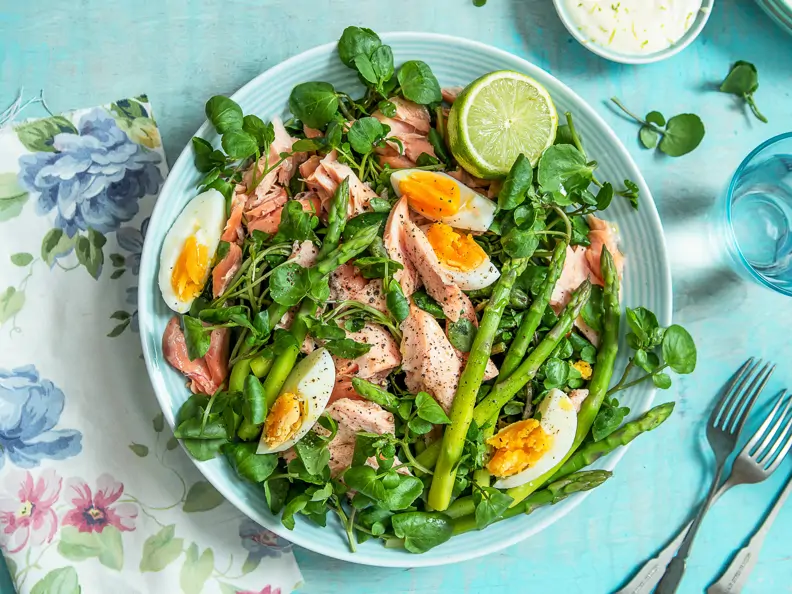 Brunnenkressesalat mit Spargel, pochiertem Lachs und Eiern
