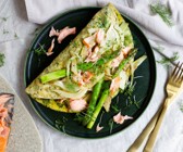 Kräuter-Omelette mit grünem Spargel und Stremellachs