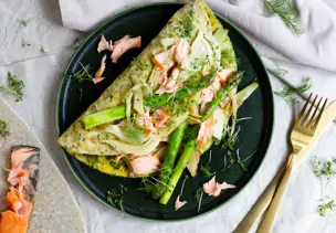 Kräuter-Omelette mit grünem Spargel und Stremellachs
