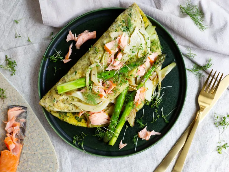 Kräuter-Omelette mit grünem Spargel und Stremellachs
