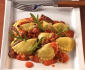 Geschmolzene Pfannen Pasta mit Rinderfilet und Salsa Arrabbiata