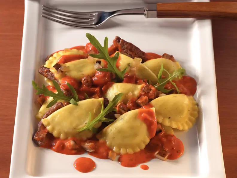 Geschmolzene Pfannen Pasta mit Rinderfilet und Salsa Arrabbiata
