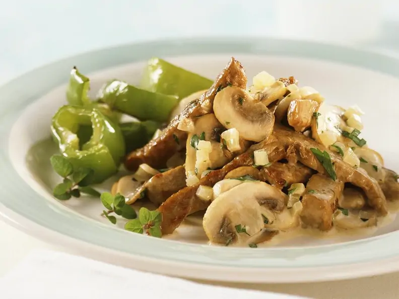 Geschnetzeltes aus Kalbsfleisch mit Champignons und Paprika