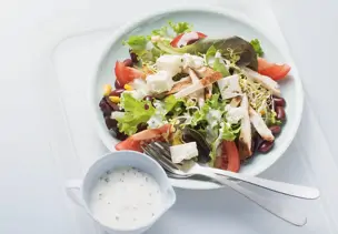 Salat mit Schafskäse und Joghurtdressing