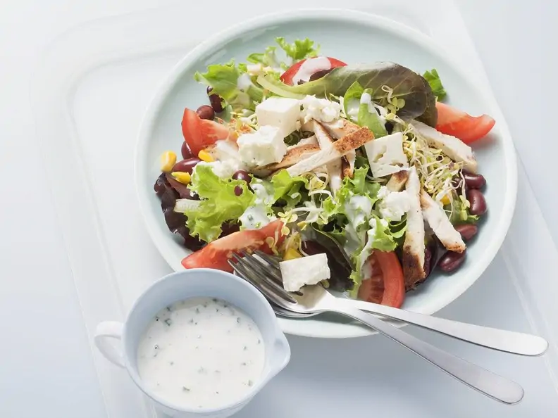 Salat mit Schafskäse und Joghurtdressing