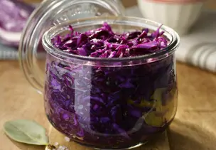 Eingelegter Rotkohl