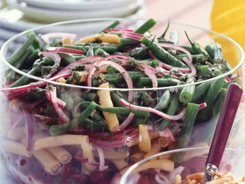 Bunter Bohnensalat mit Pinienkernen