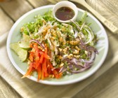 Thai-Salat mit Blattsalat, Paprika, Hähnchen, Minze, Erdnüssen und Nuoc-Mam-Fischsauce
