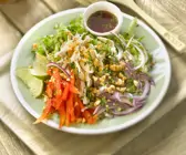Thai-Salat mit Blattsalat, Paprika, Hähnchen, Minze, Erdnüssen und Nuoc-Mam-Fischsauce