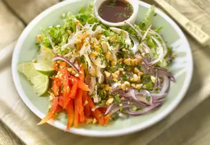 Thai-Salat mit Blattsalat, Paprika, Hähnchen, Minze, Erdnüssen und Nuoc-Mam-Fischsauce